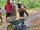 kids_helping_with_harvesting